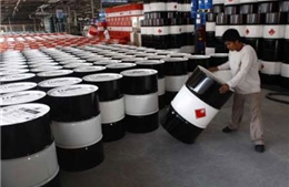 Giá dầu thô xuống dưới 100 USD/thùng 