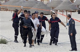 Nổ bom liều chết giữa bãi biển Tunisia