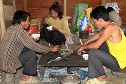 Người Mảng Lai Châu già đi vì hủ tục - Kỳ 3: Uống rượu, hút thuốc lào từ trong bụng
