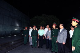 Phó Thủ tướng Nguyễn Xuân Phúc kiểm tra việc bảo dưỡng Lăng Hồ Chủ tịch