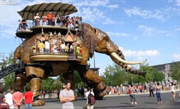 Xem voi máy nặng 45 tấn chơi đùa