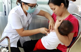 Hà Nội lại tiêm vắc-xin Quinvaxem cho trẻ