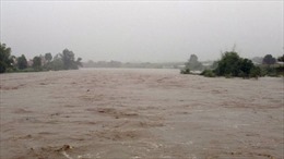 Ứng cứu kịp thời 20 người mắc kẹt giữa sông Ba 