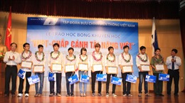 VNPT “Chắp cánh tài năng Việt” cho sinh viên thủ khoa đại học 2013