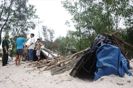 Người dân ven biển Quảng Trị đào hầm trú bão 