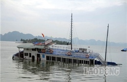 Quảng Ninh: Tàu chìm do quên bơm nước 