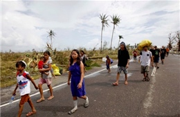 Người sống sót lang thang như thây ma ở Philippines