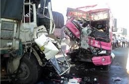 Xe tải tông xe khách, 17 người bị thương ở Đồng Nai