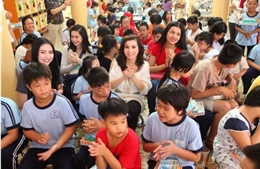 Hoa hậu các Dân tộc Việt Nam làm từ thiện