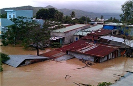 Bình Định, Quảng Nam gồng mình trong mưa lũ 