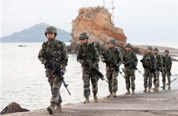 Hàn Quốc tập trận bắn đạn thật tại đảo biên giới Yeonpyeong 
