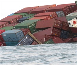 Chưa thể trục vớt container của tàu chìm 
