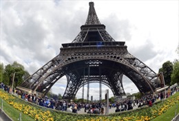 Bán đấu giá một khúc tháp Eiffel 