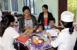 Khám, cấp thuốc miễn phí cho bà con vùng lũ Quảng Nam 