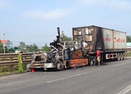Cháy xe container chở gỗ đang lưu thông