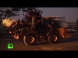 Người biểu tình Thái dùng xe ủi phá rào chắn trong đêm