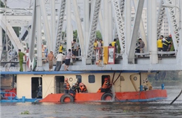 Giải cứu tàu chở dầu mắc kẹt dưới cầu Bình Lợi