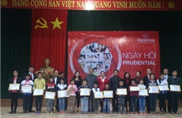 Prudential trao học bổng cho học sinh nghèo hiếu học Quảng Bình