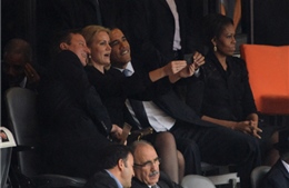 Tổng thống Mỹ chụp ảnh &#39;tự sướng&#39; tại Lễ tang ông Mandela