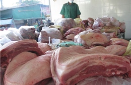 Thu giữ 2 tấn thịt lợn đã bốc mùi