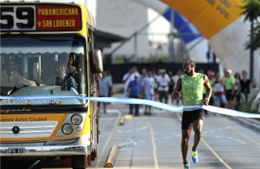 &#39;Tia chớp&#39; Usain Bolt chạy đua với xe buýt