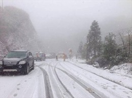 Tuyết rơi dày ở Sa Pa khiến giao thông liên tục tắc nghẽn