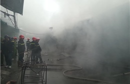 Đang cháy lớn ở chợ Nhà Xanh, Hà Nội
