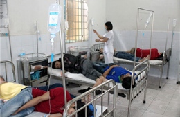 Gần 200 công nhân nhập viện nghi do ngộ độc thực phẩm 