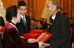 Tặng Bằng khen cho các cá nhân hiến tặng tài liệu chủ quyền biển đảo Việt Nam 