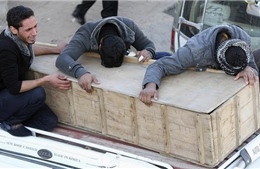 Cảnh sát Iraq ôm chặt kẻ đánh bom tự sát để cứu người