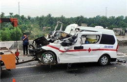 Xe cứu thương tông xe tải, 3 người chết