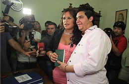 Người đàn ông Argentina chuyển giới đã sinh con