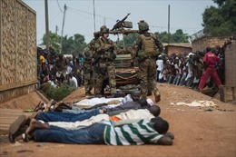Binh sĩ AU nã súng vào người biểu tình 