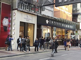Ngành bán lẻ Hong Kong thơm lây từ đồng NDT tăng giá