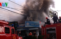 Cháy lớn cạnh Trung tâm thương mại Kon Tum