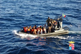 Hy Lạp, Italy giải cứu hàng trăm người nhập cư 