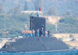 Chùm ảnh tàu ngầm Hà Nội cập cảng Cam Ranh