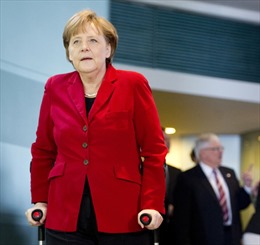 Bà Merkel ngã rạn xương khi trượt tuyết 