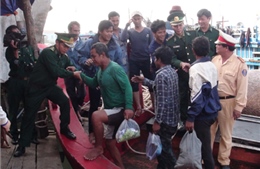 Cứu 4 ngư dân Phillipines gặp nạn trên vùng biển Trường Sa