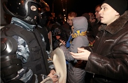Người Ukraine lại biểu tình sau khi thủ lĩnh ăn dùi cui