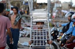 Philippines chống buôn bán trẻ em hậu siêu bão