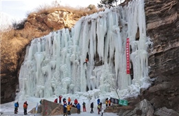 Dân leo núi thử sức với thác nước đóng băng