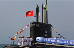 Lễ tiếp nhận và thượng cờ trên tàu ngầm Hà Nội