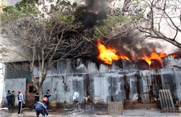 Dập tắt vụ cháy kho Omo tại đường Hồng Hà, Hà Nội