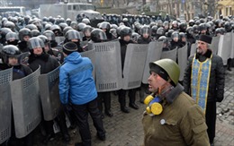 Cảnh sát và người biểu tình Ukraine đụng độ dữ dội