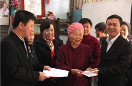 Tặng quà Tết cho bà con Việt kiều nghèo Viêng Chăn 