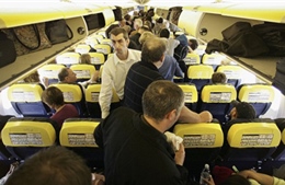 Những trò “lố” của hành khách trên máy bay
