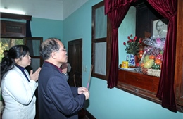 Chủ tịch Quốc hội Nguyễn Sinh Hùng dâng hương, tưởng nhớ Bác Hồ
