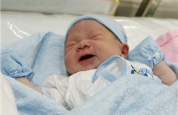 Bé trai sinh đúng thời khắc giao thừa