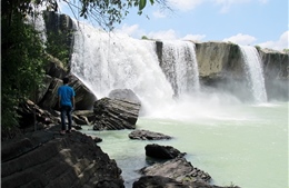 Chơi Tết ở thác, hai thanh niên chết đuối 